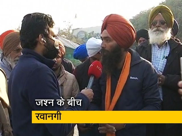 सिंघु बॉर्डर से शुरू हुई किसानों की रवानगी, बैंड बाजे के साथ नाचते-गाते जा रहे हैं किसान