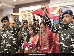 बहन को विदा करने से पहले शहीद हो गया जवान, CRPF ने शादी में ऐसे निभाया भाई का फर्ज़ बहन को विदा करने से पहले शहीद हो गया जवान, CRPF ने शादी में ऐसे निभाया भाई का फर्ज़