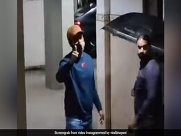 शादी की खबरों के बीच कैटरीना कैफ के घर पहुंचे विक्की कौशल, फैन्स बोले- फाइनली कन्फर्म, Photo और Video शादी की खबरों के बीच कैटरीना कैफ के घर पहुंचे विक्की कौशल, फैन्स बोले- फाइनली कन्फर्म, Photo और Video