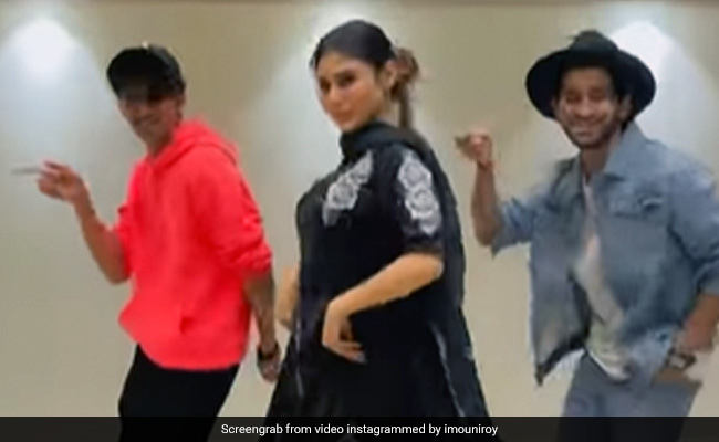 मौनी रॉय के डांस ने जीता फैंस दिल, एक्ट्रेस का डांसिंग वीडियो देख फैंस बोले- काला टीका लगा लो, कहीं नजर ना लगे