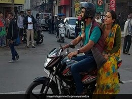 सारा अली खान के साथ इंदौर की सड़कों पर बाइक दौड़ाते नजर आए विक्की कौशल, देखें वीडियो सारा अली खान के साथ इंदौर की सड़कों पर बाइक दौड़ाते नजर आए विक्की कौशल, देखें वीडियो