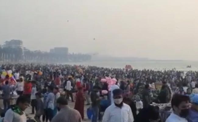 मुंबई में जुहू बीच से दिल्ली की सरोजनी नगर मार्केट तक भारी भीड़, नियमों की उड़ रही धज्जियां