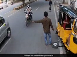 दर्द से परेशान थी गर्भवती महिला, तभी रास्ते में खराब हो गया ऑटो, फिर छोटी बच्ची ने ऐसे की मदद - देखें Video दर्द से परेशान थी गर्भवती महिला, तभी रास्ते में खराब हो गया ऑटो, फिर छोटी बच्ची ने ऐसे की मदद - देखें Video