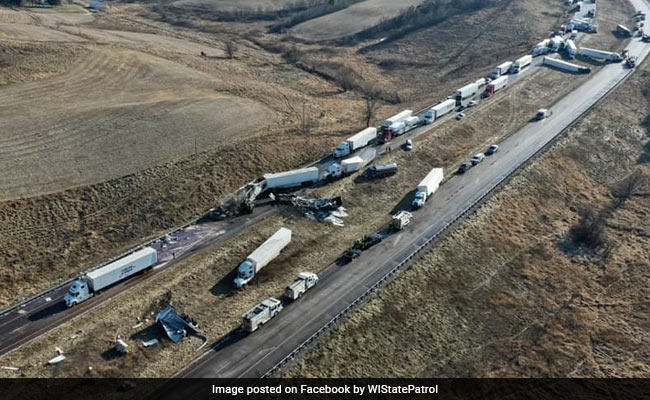 सड़क पर जमी बर्फ की वजह से कई दर्जन वाहन आपस में टकराए, सोशल मीडिया पर तस्वीरें हुईं वायरल