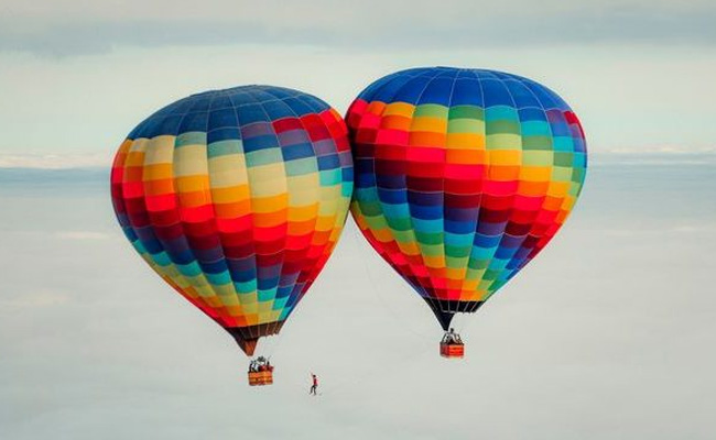 आसमान में दो गुब्बारों के बीच बंधी हुई रस्सी पर चला शख्स, बनाया अनोखा वर्ल्ड रिकॉर्ड