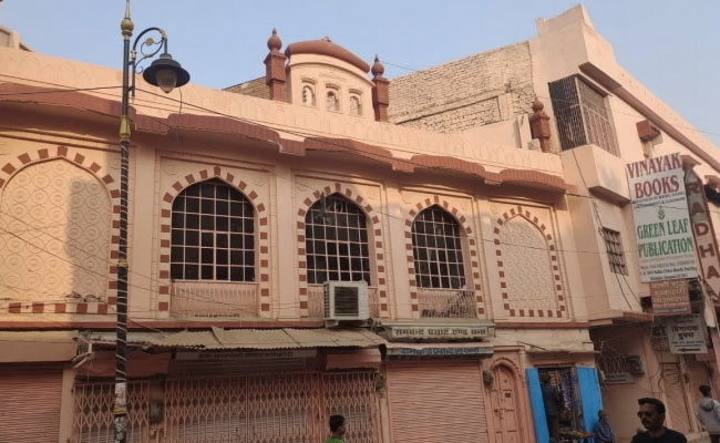 PM के वाराणसी दौरे से पहले भगवा रंग में रंग दी गई मस्जिद, विरोध होने पर प्रशासन ने मानी गलती