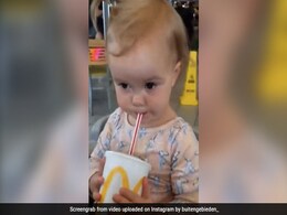 छोटी बच्ची ने पहली बार पिया Coke, पीते ही करने लगी अजीबोगरीब हरकत, बार-बार देखा जा रहा Video छोटी बच्ची ने पहली बार पिया Coke, पीते ही करने लगी अजीबोगरीब हरकत, बार-बार देखा जा रहा Video