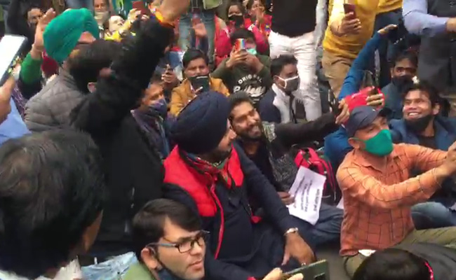 'जैसे को तैसा': अब अरविंद केजरीवाल के घर के बाहर धरने पर बैठे नवजोत सिंह सिद्धू, जानें- पूरा मामला