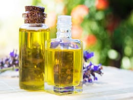 Ayurvedic Oil For Winter: सर्दियों में लगा लिया ये आयुर्वेदिक तेल तो झड़ते और सफेद बालों पर लग जाएगा ब्रेक, जानें बनाने का तरीका Ayurvedic Oil For Winter: सर्दियों में लगा लिया ये आयुर्वेदिक तेल तो झड़ते और सफेद बालों पर लग जाएगा ब्रेक, जानें बनाने का तरीका