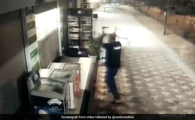 CCTV में कैद: दुकानदार ने आइसक्रीम देने से किया मना तो चढ़ गया शख्स का पारा, तोड़ डाले फ्रीजर 