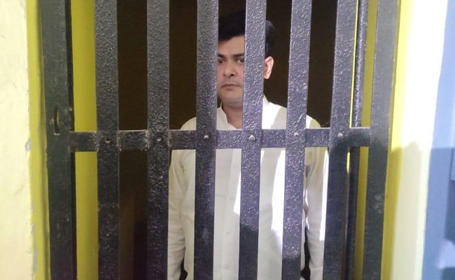 UP: दूल्‍हे की दबंगई, कार से दारोगा की गाड़ी टकराई तो कर दी पिटाई, गिरफ्तार