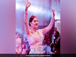 सपना चौधरी ने स्टेज पर साड़ी पहन किया 'गजबण पानी न चाली' सॉन्ग पर जबरदस्त डांस, वीडियो ने मचाई धूम सपना चौधरी ने स्टेज पर साड़ी पहन किया 'गजबण पानी न चाली' सॉन्ग पर जबरदस्त डांस, वीडियो ने मचाई धूम