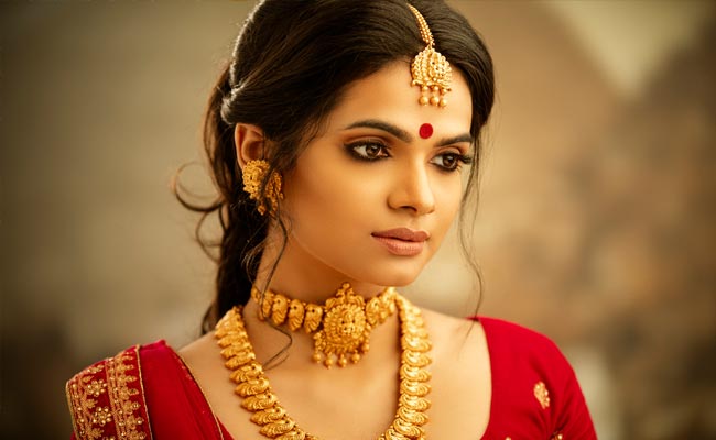 Add A Touch Of Bling To Your Ethnic Attire With These Maang Tikkas