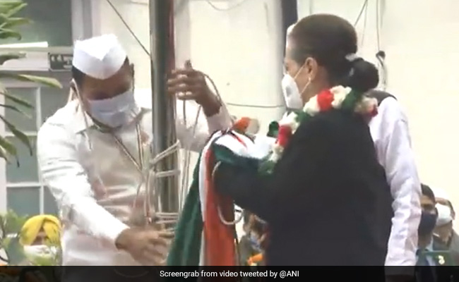 कांग्रेस का आज 137वां स्थापना दिवस, झंडा फहराते हुए सोनिया गांधी के हाथों में गिरा पार्टी ध्वज