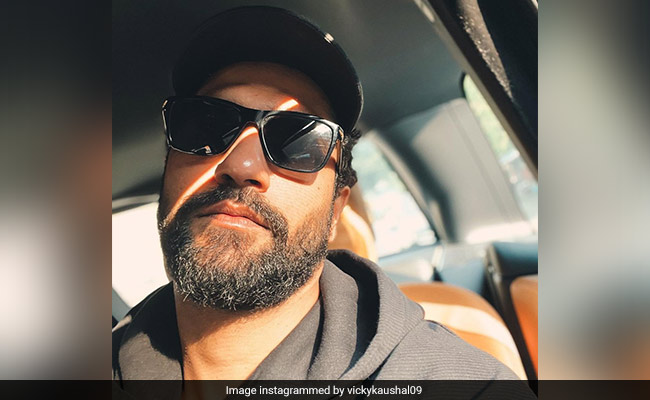 विक्की कौशल शादी के बाद लौटे काम पर, फैंस ने पूछा- भाई भाभी जी कहां हैं ? 