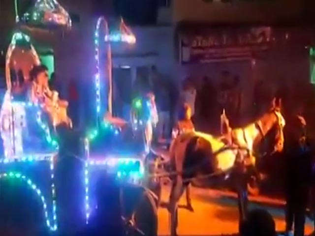 Band, <i>Baaja</i> And Dance: Tea Stall Owner Celebrates Daughter's First Smartphone