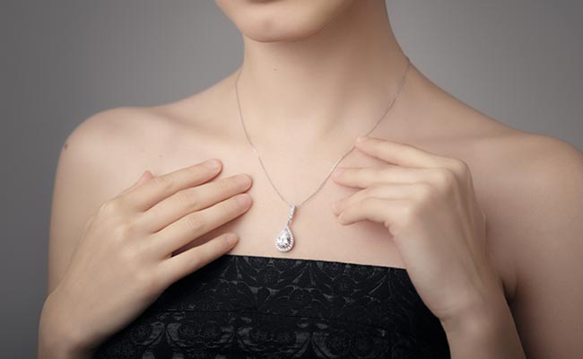 5 Stunning Pendants For Women To Bookmark Now