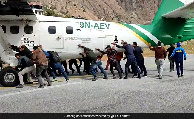 हवाई जहाज को रनवे पर धक्का लगाते दिखे यात्री, वायरल हुआ Video, लोग बोले- जुगाड़ से कुछ भी मुमकिन है