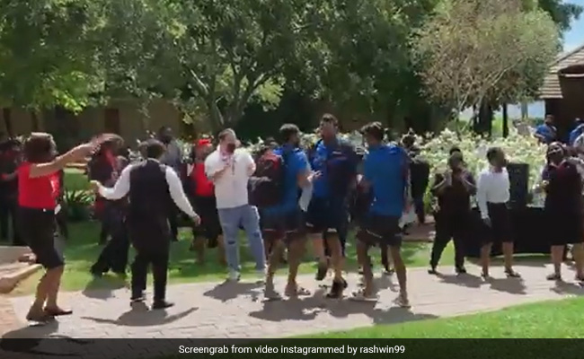 चेतेश्वर पुजारा और  मोहम्मद सिराज ने होटल के बाहर लगाए ठुमके, VIDEO सोशल मीडिया पर हाथोंहाथ हुआ VIRAL