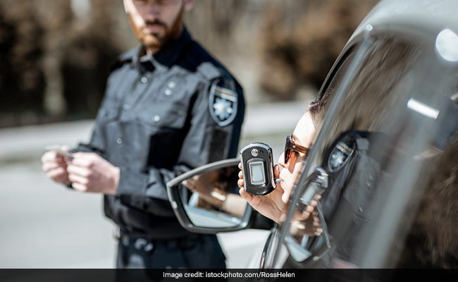 शराब पीकर कार चला रही थी महिला, ब्रेथ टेस्ट से पहले गटक लिया सैनिटाइजर