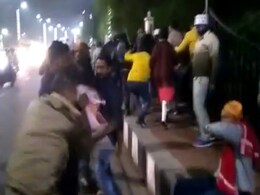 VIDEO : लखनऊ में कैंडल मार्च निकाल रहे युवाओं पर बरसी लाठियां, यूपी भर्ती परीक्षा में 'धांधली' का कर रहे थे विरोध VIDEO : लखनऊ में कैंडल मार्च निकाल रहे युवाओं पर बरसी लाठियां, यूपी भर्ती परीक्षा में 'धांधली' का कर रहे थे विरोध