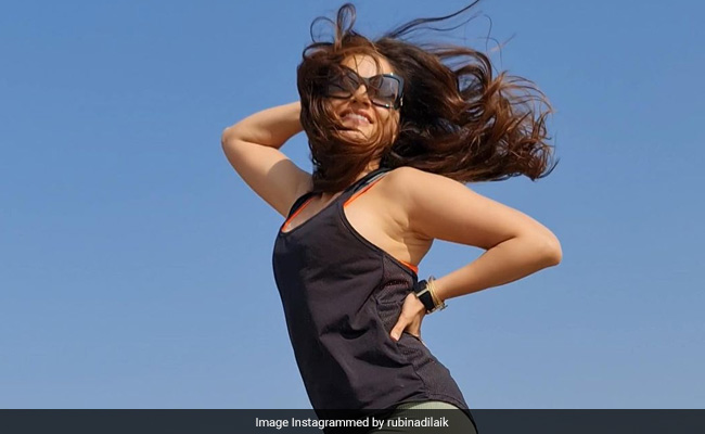 PHOTOS: समंदर किनारे रुबीना दिलैक ने किया वर्कआउट, हवा में उछलते हुए शेयर कीं खूबसूरत तस्वीरें