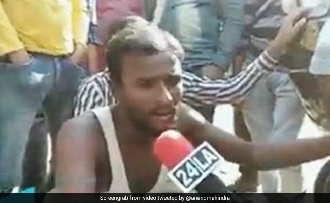 मैकेनिक की मधुर आवाज़ से प्रभावित हुए आनंद महिंद्रा, कहा- इसकी आवाज़ बहुत सुंदर है