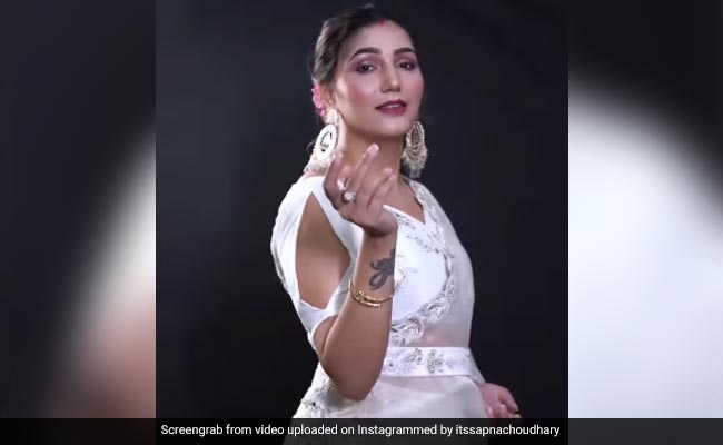 सपना चौधरी ने ‘पट्टा गोली का’ गाने पर गिराई हुस्न की बिजलियां, वायरल हुआ हरियाणा की रानी का लेटेस्ट Video