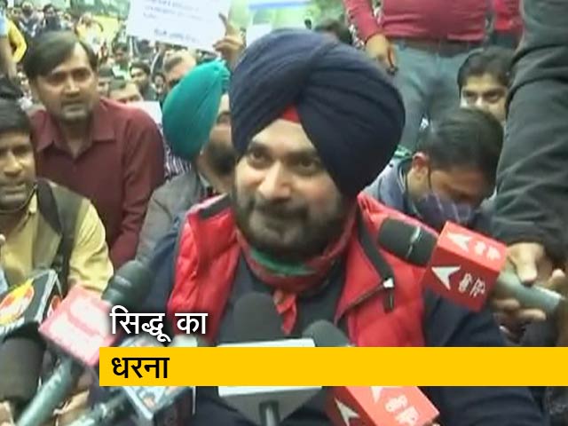 अरविंद केजरीवाल के घर के बाहर शिक्षकों के प्रदर्शन में शामिल हुए सिद्धू