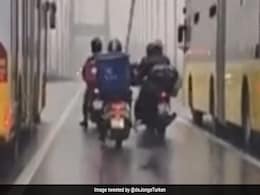 दो बाइकर्स को तूफान से बचाने के लिए मसीहा बने बस ड्राइवर, वायरल वीडियो ने जीता लोगों का दिल दो बाइकर्स को तूफान से बचाने के लिए मसीहा बने बस ड्राइवर, वायरल वीडियो ने जीता लोगों का दिल