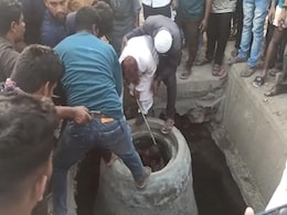 महाराष्ट्र : ड्रेनेज में फंसे मजदूर को बचाने एक-एक करके उतरे छह लोग, चार की मौत महाराष्ट्र : ड्रेनेज में फंसे मजदूर को बचाने एक-एक करके उतरे छह लोग, चार की मौत