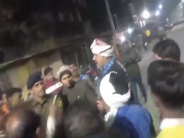 बिहार: शराबी को गिरफ्तार करने नशे में धुत होकर पहुंचा ASI, लोगों ने किया विरोध तो पहुंच गया जेल  बिहार: शराबी को गिरफ्तार करने नशे में धुत होकर पहुंचा ASI, लोगों ने किया विरोध तो पहुंच गया जेल