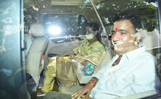 Trending: Vicky Kaushal's Parents Leave For Vicky-Katrina's New Juhu Apartment