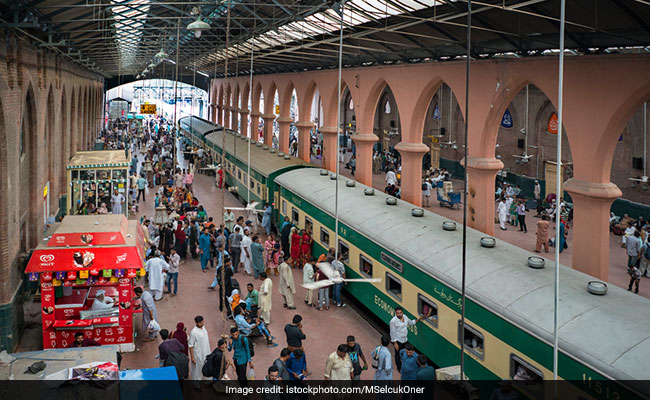 रास्‍ते में दही खाने के लिए पाकिस्तानी ड्राइवर ने रोक दी ट्रेन, सोशल मीडिया पर वायरल हुई खबर