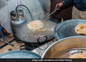 Viral Video: This Massive Paratha From Nagpur Leaves Internet Amused Viral Video: This Massive Paratha From Nagpur Leaves Internet Amused