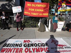 Tibetan Students Chain Selves To Olympic Rings To Protest Beijing Games