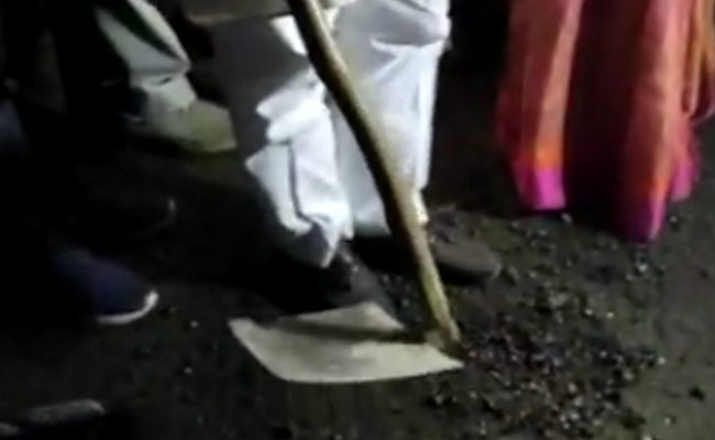 नारियल टूटा नहीं पर धंस गई सड़क, बीजेपी एमएलए के नई सड़क के उद्घाटन पर हुई किरकिरी