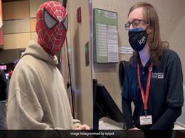 स्पाइडर मैन मूवी देखने पहुंचा शख्स, टिकट काउंटर पर कैशियर ने पूछा बेहद अजीब सवाल स्पाइडर मैन मूवी देखने पहुंचा शख्स, टिकट काउंटर पर कैशियर ने पूछा बेहद अजीब सवाल