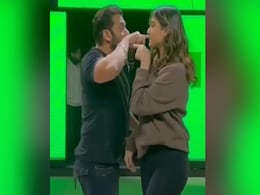 सलमान खान का इस खूबसूरत लड़की के साथ डांस करते हुए Video वायरल, फैन्स ने पूछा- कौन है ये? सलमान खान का इस खूबसूरत लड़की के साथ डांस करते हुए Video वायरल, फैन्स ने पूछा- कौन है ये?