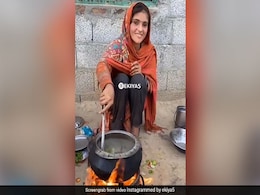 पाकिस्तानी लड़की का सब्जी बनाते हुए वायरल हुआ Video,  लोग बोले- आप वीडियो के लिए ही काम करती हैं क्या पाकिस्तानी लड़की का सब्जी बनाते हुए वायरल हुआ Video,  लोग बोले- आप वीडियो के लिए ही काम करती हैं क्या
