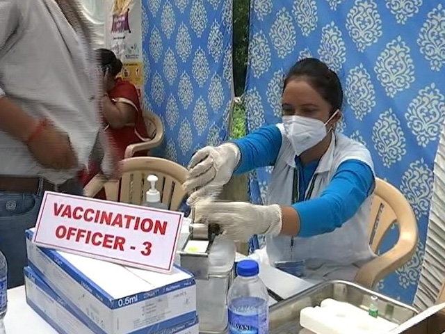 COVID-19 की वैक्सीनों Covovax और Corbevax के इमरजेंसी यूज़ की SEC ने की सिफारिश - रिपोर्ट