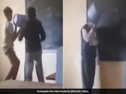 स्टूडेंट्स ने क्लास में टीचर के सिर पर पलटी कूड़े की बाल्टी, वायरल वीडियो देख भड़क गई पब्लिक स्टूडेंट्स ने क्लास में टीचर के सिर पर पलटी कूड़े की बाल्टी, वायरल वीडियो देख भड़क गई पब्लिक