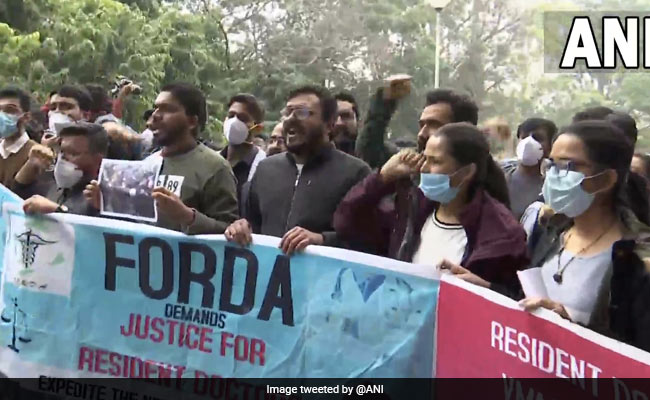 Doctors vs Police At Delhi Hospital As NEET Admissions Protest Escalates