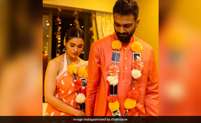 Shalmali Kholgade-Farhan Shaikh's Wedding Garlands Had Photos Of Them. Also, See Reception Pic