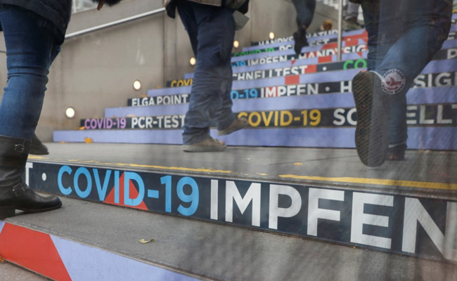 फ्लाइट में उड़ान के दौरान कोरोना पॉजिटिव हुईं महिला, प्लेन के बाथरूम में घंटों किया गया क्वारंटीन