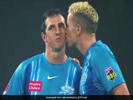 Video: लाइव मैच में कप्तान ने गेंदबाज को किया KISS, वीडियो वायरल Video: लाइव मैच में कप्तान ने गेंदबाज को किया KISS, वीडियो वायरल