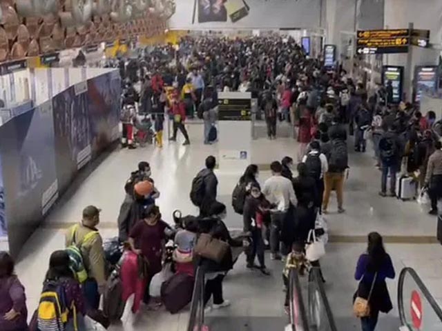 दिल्ली एयरपोर्ट पर भारी भीड़ की तस्वीरें, विमानन मंत्री ज्योतिरादित्य सिंधिया को देना पड़ा दखल
