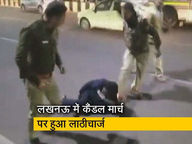 लखनऊ में कैंडल मार्च निकाल रहे युवकों पर यूपी पुलिस का लाठीचार्ज