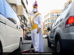 अलादीन की तरह जादुई चटाई पर उड़ता नजर आया शख्स, वीडियो देख दंग रह गए लोग अलादीन की तरह जादुई चटाई पर उड़ता नजर आया शख्स, वीडियो देख दंग रह गए लोग