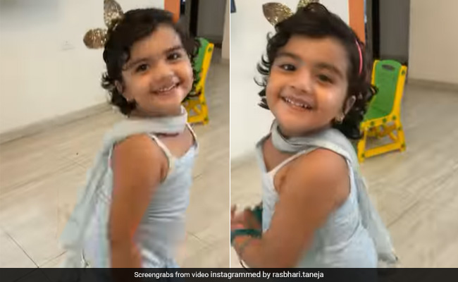 योहानी के सॉन्ग पर मस्त अंदाज में झूमती दिखी बच्ची, वीडियो देख मुस्कुराने लगे लोग योहानी के सॉन्ग पर मस्त अंदाज में झूमती दिखी बच्ची, वीडियो देख मुस्कुराने लगे लोग